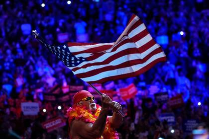 Hulk Hogan ondea una bandera estadounidense en un mitin de campaña del expresidente y candidato presidencial republicano Donald Trump en el Madison Square Garden, el domingo 27 de octubre de 2024, en Nueva York. (Foto AP/Julia Demaree Nikhinson)