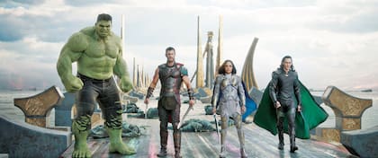 Hulk (Mark Ruffalo) junto a Thor (Chris Hemsworth), Valkyrie (Tessa Thompson) y Loki (Tom Hiddleston), en Thor: Ragnarok