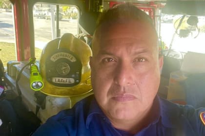 Humberto Agurcia es paramédico del departamento de bomberos del condado de Los Ángeles, California