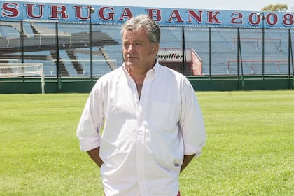 Humberto Grondona en la cancha de Arsenal, club fundado por su padre y otros dirigentes el 11 de enero de 1957. El estadio lleva el nombre Julio Humberto Grondona.