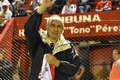 Humberto "Tono" Pérez, emocionado, tras recibir el reconocimiento del club de sus amores. Atrás, el nombre de una de las tribunas principales, que lleva su nombre desde 2020.