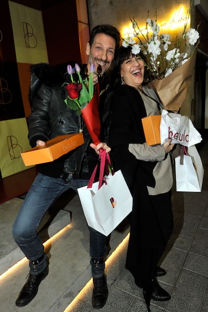 Humberto Tortonese y Elizabeth Vernaci acompañando a su amigo