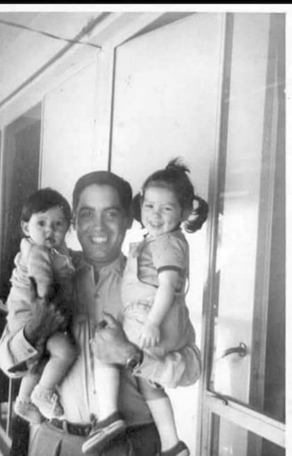 Humberto Viola sostiene a María Cristina y María Fernanda, sus queridas hijas.