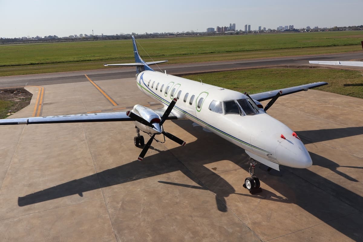 Humming Airways utiliza un Fairchild Swearingen Metroliner III, un modelo turbohélice presurizado con capacidad para hasta 19 pasajeros, que pertenece a Royal Class