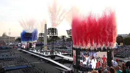 Humo con los colores de la bandera francesa sirvieron para marcar el inicio de la ceremonia