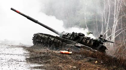 Humo elevándose desde un tanque ruso destruido en Ucrania, el 26 de febrero