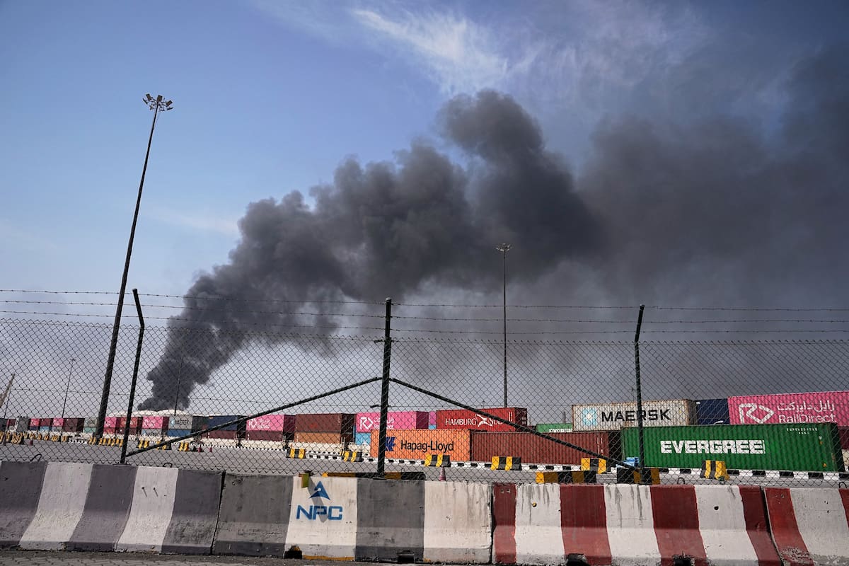 Humo elevándose tras un ataque de dron iraní en la zona del puerto de Dubái, Emiratos Árabes Unidos, el 1 de marzo de 2026 (Archivo)