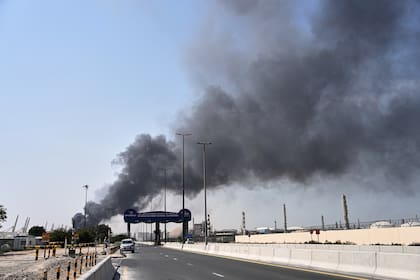 Humo emerge tras un ataque con drones iraníes en la zona portuaria de Dubái, Emiratos Árabes Unidos