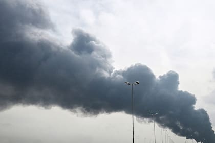 Humo en el aeropuerto de Kuwait