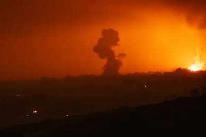 Humo en el norte de Gaza el viernes tras un ataque aéreo israelí.Credit...Tamir Kalifa para The New York Times
