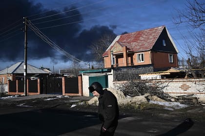 Humo en las calles de Chuguyev, cerca de Kharkiv,