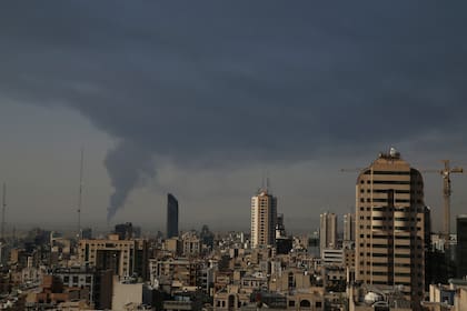 Humo en una instalación petrolera iraní, al parecer después de un bombardeo israelí, en el sur de Teherán, el 15 de junio del 2025. (AP foto)