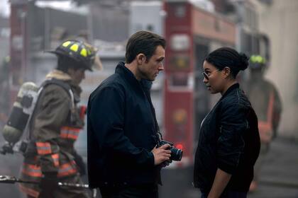 Humo juega con la dinámica entre dos investigadores que siguen la pesquisa de criminales piromaníacos, interpretados por Egerton y Jurnee Smollett, ambos traumados por experiencias pasadas con el fuego.
