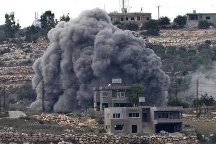 Humo negro se eleva desde un ataque aéreo israelí en las afueras de Aita al-Shaab, una aldea libanesa fronteriza con Israel en el sur del Líbano (AP/Hussein Malla)