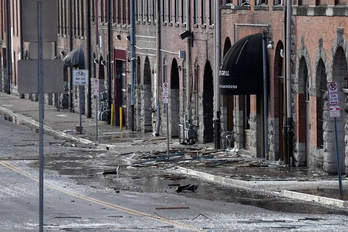 Humo negro y llamas se veían el viernes por la mañana alzándose desde el área, que está llena de bares, restaurantes y otros establecimientos minoristas y es considerada el corazón del turismo en la ciudad