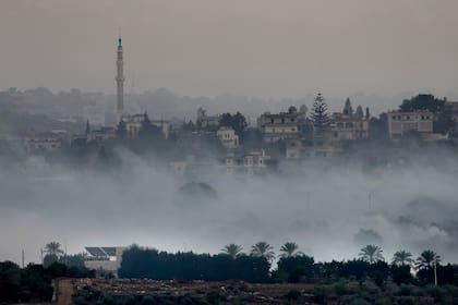 Humo proveniente de artillería en Dahaira, una aldea libanesa en la frontera entre Israel y el Líbano
