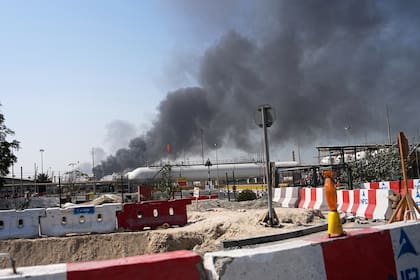 Humo saliendo tras un ataque con drones en el puerto de Dubái el 1 de marzo de 2026