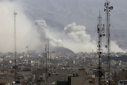 Humo se eleva sobre el centro de la ciudad luego de que el ejército israelí lanzara una segunda oleada de ataques aéreos contra Irán