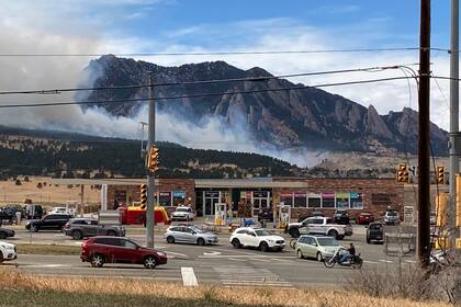 Humo surge de las llamas de un incendio forestal, el sábado 26 de marzo de 2022 en Marshall, Colorado, pocos kilómetros al sur de Boulder, Colorado. (AP Foto/Dave Zelio)
