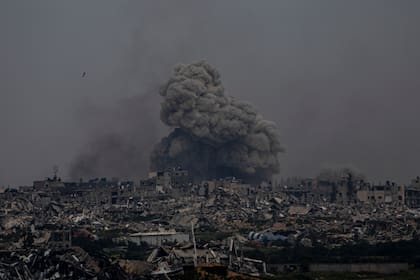 Humo y explosiones se alzan desde la Franja de Gaza vista desde el sur de israel, el domingo 17 de marzo de 2024. (AP Foto/Ariel Schalit)
