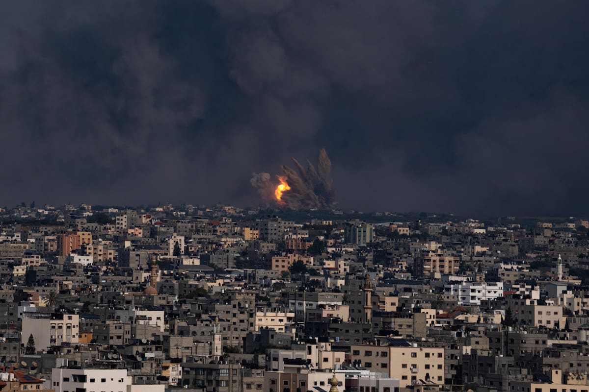 Humo y fuego se observan luego de un ataque aéreo israelí en la Ciudad de Gaza, el domingo 8 de octubre de 2023. (AP Foto/Fatima Shbair)