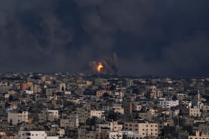 Humo y fuego se observan luego de un ataque aéreo israelí en la Ciudad de Gaza, el domingo 8 de octubre de 2023. (AP Foto/Fatima Shbair)