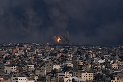Humo y fuego se observan luego de un ataque aéreo israelí en la Ciudad de Gaza, el domingo 8 de octubre de 2023. (AP Foto/Fatima Shbair)