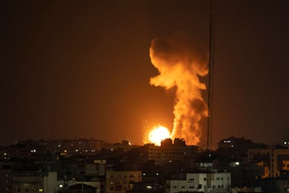 Humo y fuego, tras el ataque aéreo israelí en el norte de la Franja de Gaza, la noche del martes 2 de mayo de 2023. (AP Foto/Fatima Shbair)