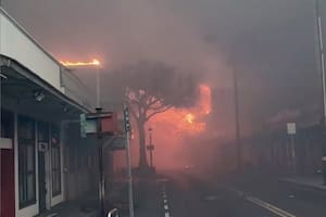 Humo y llamas de incendios forestales que azotan el centro de Lahaina, en Maui, Hawai, el martes 8 de agosto de 2023. (Alan Dickar vía AP)