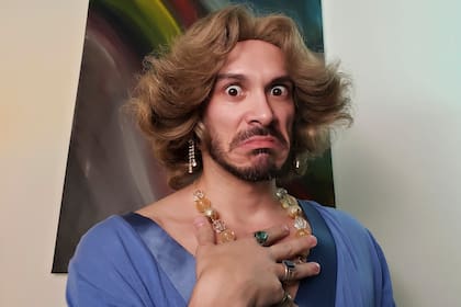 El bailarín del Teatro Colón Emanuel Abruzzo como Ivanka Iendovskaya, el personaje de la maestra rusa que creó para reírse de las exigencias y aprender con humor