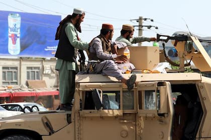 Los talibanes patrullan Kabul en un Humvee norteamericano