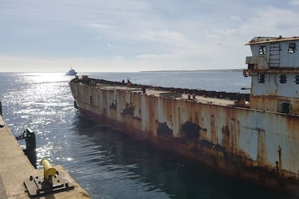 Hundieron un pesquero frente a las costas de Puerto Madryn para crear un arrecife artificial