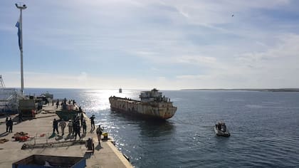 Hundieron un pesquero frente a las costas de Puerto Madryn para crear un arrecife artificial