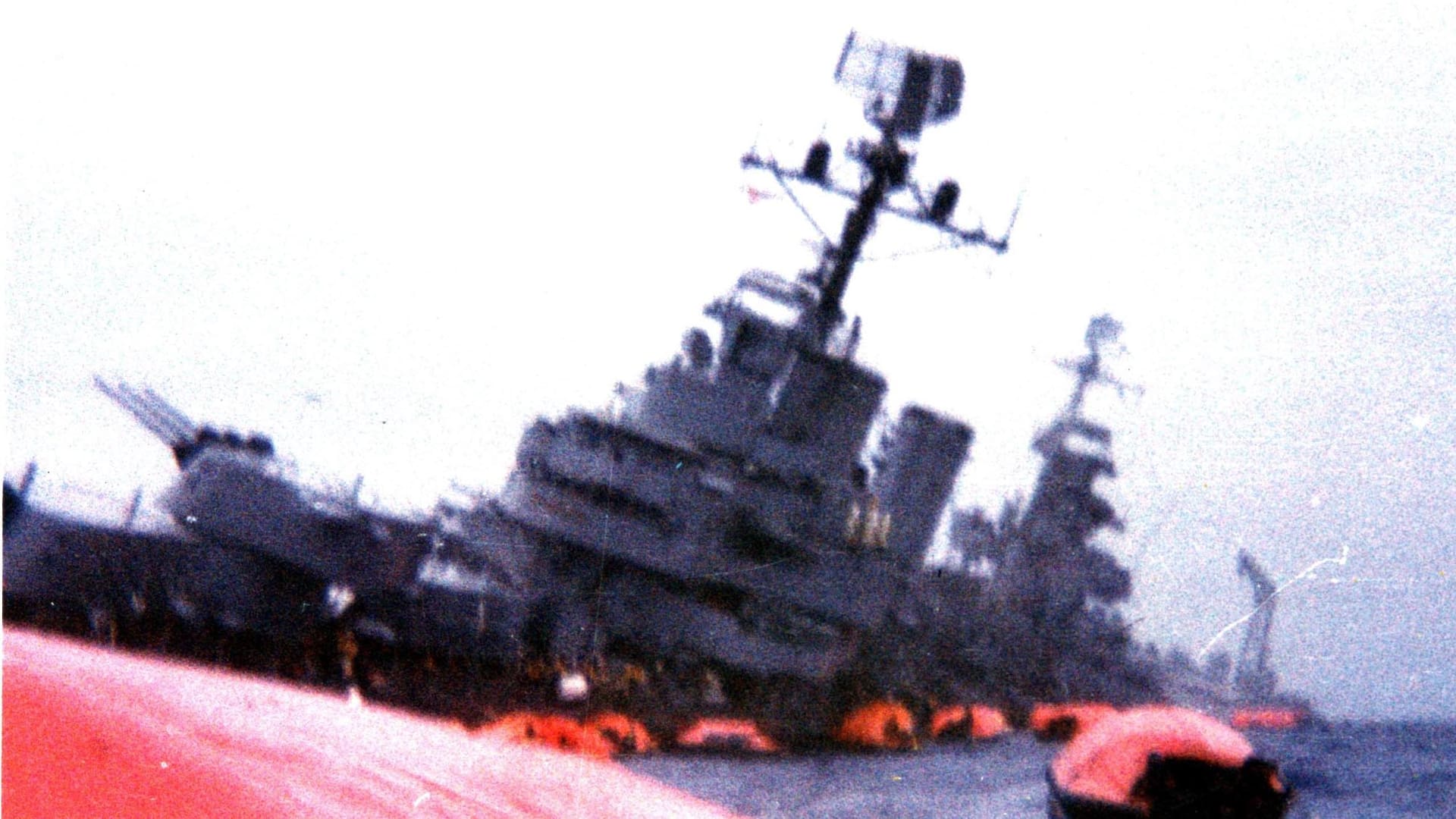 EL CRUCERO ARA GENERAL BELGRANO EN UNA FOTO TOMADA POR UNO DE SUS TRIPULANTES MOMENTOS ANTES DE QUE SE HUNDIERA POR LA ACCION DE TORPEDOS BRITANICOS EL 1 DE MAYO DE 198