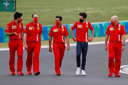 Charles Leclerc (pantalón azul) recorre junto a los ingenieros de Ferrari la pista de Hungaroring; el monegasco cometió un error de principiante en el Gran Premio de Estiria, del domingo pasado, al chocar a su compañero de equipo, Sebastian Vettel, apenas iniciada la carrera REUTERS/Leonhard Foeger
