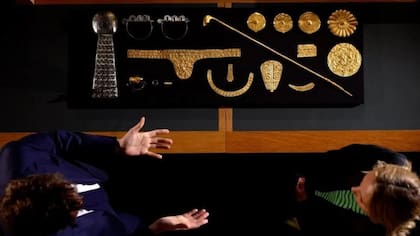 Hunt dice que sólo una fracción de la colección del V&A, como estos artículos de Asante, está en disputa