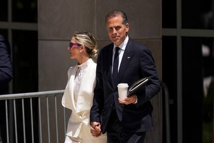 Hunter Biden, acompañado por su esposa Melissa Cohen Biden, abandona la corte federal, el viernes 7 de junio de 2024, en Wilmington, Delaware. (AP Foto/Matt Rourke)