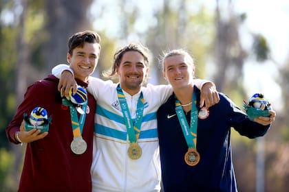 Hunter Smith (plata), Kai Ditsch (oro) y Daniel Johnson (bronce), durante la ceremonia de medallas