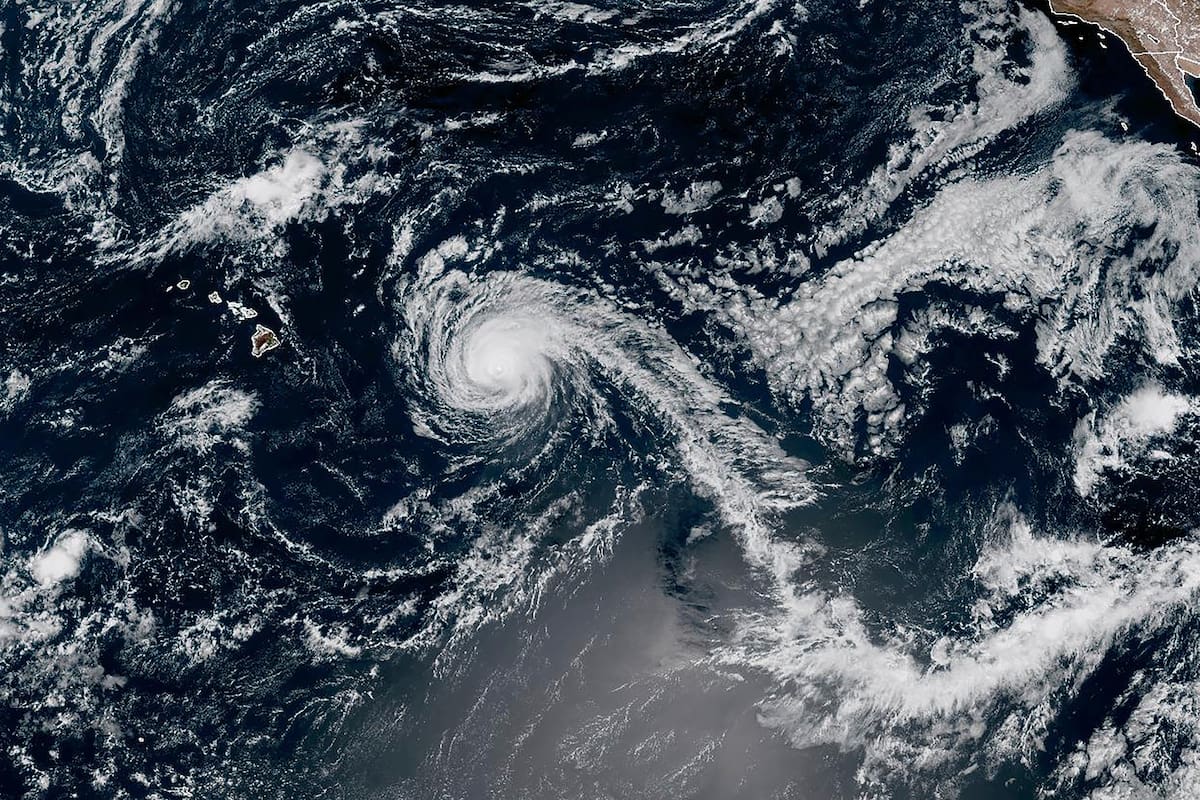 Huracán Kiko se debilita a tormenta tropical pero aún podría generar oleaje peligroso en Hawai