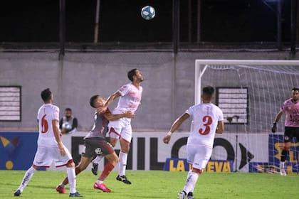 Huracán Las Heras le ganó con lo justo a Arsenal en Caseros