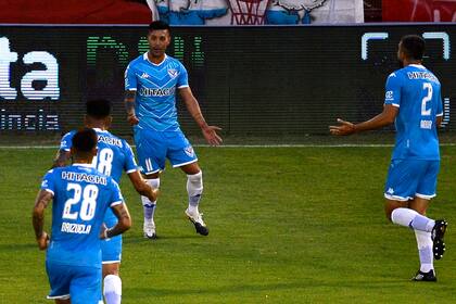 Lucas Janson festeja el primer gol de Vélez en la cancha de Huracán; El Fortín ganó 2-1 y pasó a liderar la Zona 6