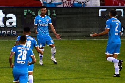 Lucas Janson festeja el primer gol de Vélez en la cancha de Huracán; El Fortín ganó 2-1 y pasó a liderar la Zona 6