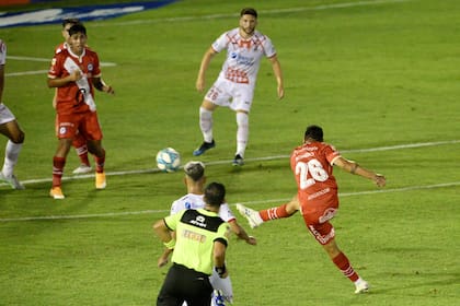 La pelota ya partió del pie derecho de Matías Romero; será el 1-0 del Bicho en Parque Patricios.