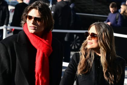 Hurley también eligió la sobriedad y el código de vestimenta: un tapado negro largo que combinó con botas a tono. En todo momento llevó puestos sus lentes de sol. Su hijo, en cambio, le sumó un toque de color a su outfit: optó por sumar una bufanda roja que no pasó desapercibida