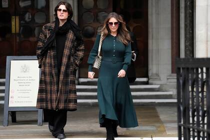 Hurley y su hijo Damian, a la salida de la corte de justicia británica