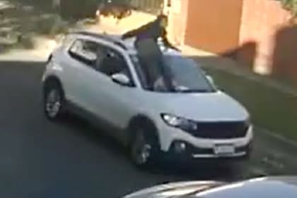Hurlingham: una mujer discutió con un joven de 20 años por un choque y lo llevó arriba del capot por varias cuadras