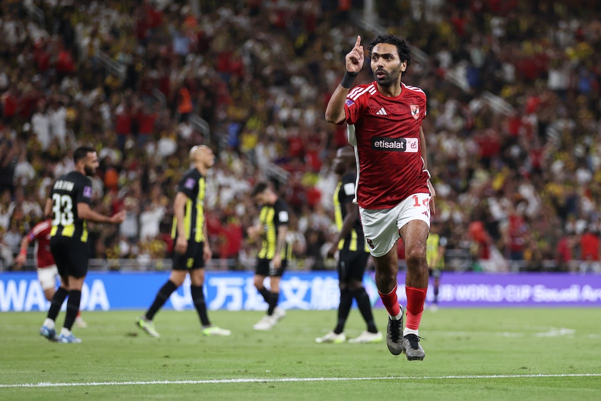 Hussein El Shahat celebra su gol ante Al Ittihad mientras, de fondo, los jugadores del conjunto árabe se lamentan por la derrota