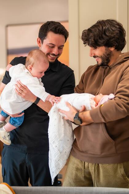 Hussein fue papá hace seis meses, también de una mujer, que se llama Iman, como su tía. En la foto se ve a la beba muy tierna con su primita.