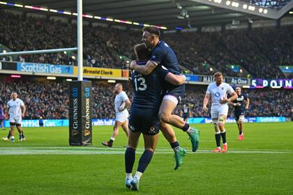 Huw Jones celebra con el medio-scrum White y sufre Inglaterra; en la segunda fecha del Seis Naciones, Escocia se recuperó como local de la caída en Italia.