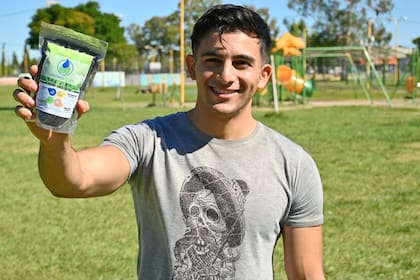 “Hydroplus” es el nombre del proyecto de Axel Córdoba: se trata de un polvo granular que convierte el agua en sólido e incorpora nutrientes esenciales para que las plantas crezcan.
